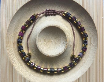 Bracciale in diaspro imperiale viola: gioiello boho con perline di pietra regolabili, realizzato a mano.