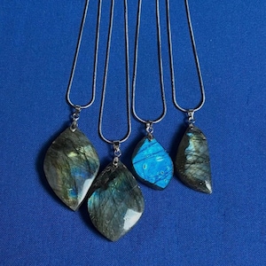 Labradorite Pendant Necklace – Crystal Necklace for Protection, Handmade Labradorite Jewelry, Chakra Pendant Gift for Her or Him
