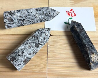 Torre de cristal de Yooperlita: Obelisco reactivo a los rayos UV, piedra relajante (7,6-9 cm)