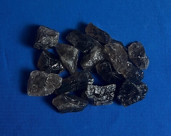Surowy kryształ kwarcu dymnego: naturalny okaz minerału, wystrój domu