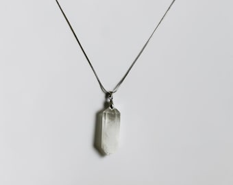 Collar con colgante hexagonal de cuarzo transparente, colgante de punta de cristal natural, collar de cristal curativo, colgante de piedra preciosa, regalo minimalista para ella.