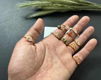 Anello con scheggia di cristallo realizzata a mano: gioiello con gemma avvolto in filo d'oro rosa.