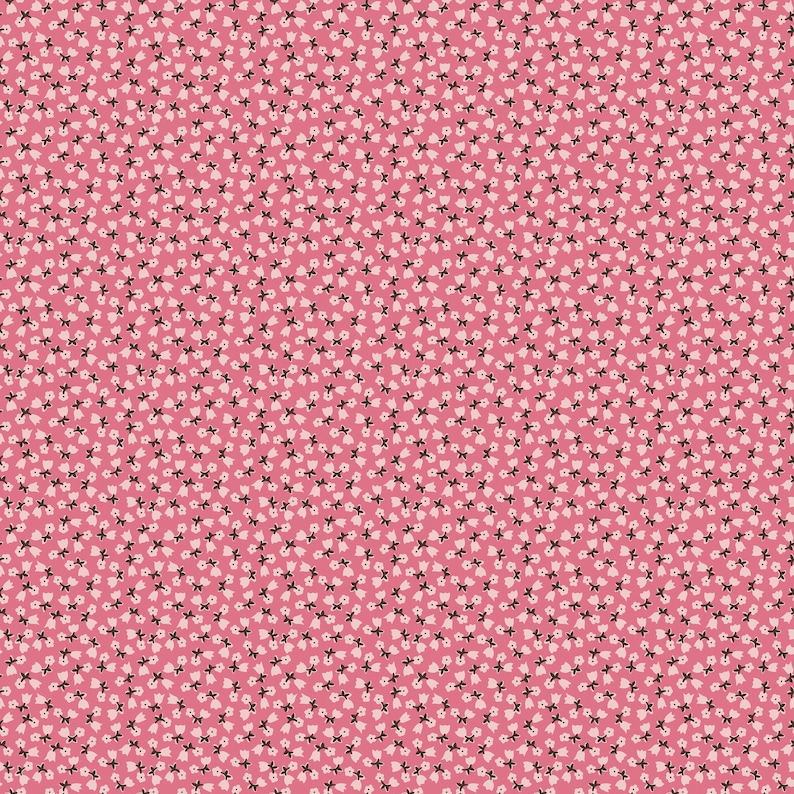 Op de afbeelding: Een roze stof met een herhalend patroon van kleine zwarte en witte bloemen.