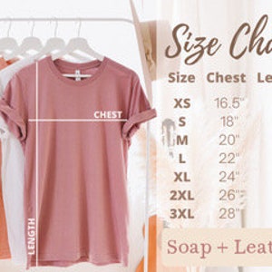 Op de afbeelding: Maattabel voor T-shirts met maten in inches voor borst en lengte. De maten vari&euml;ren van XS tot 3XL. De tabel is getiteld "Size Chart" en "Soap + Leather".