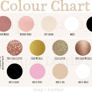 Op de afbeelding: Kleurenkaart met verschillende stof- en lederopties voor shirts en accessoires. De kleuren omvatten heidepaars, heideperzik, zachte cr&egrave;me, wit, zwart, roze gouden glitter, goud metallic, gouden glitter, roze gouden metallic, mat zwart, mat roze, mat bruin en mat wit.