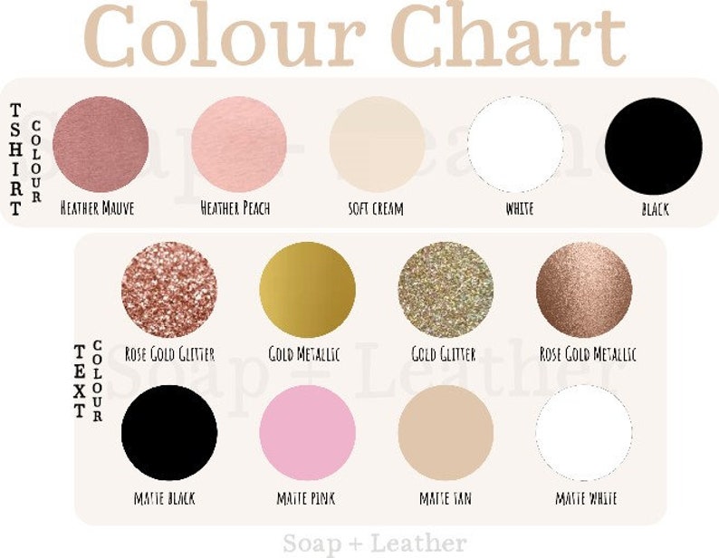 Op de afbeelding: Kleurenkaart met verschillende stof- en lederopties voor shirts en accessoires. De kleuren omvatten heidepaars, heideperzik, zachte cr&egrave;me, wit, zwart, roze gouden glitter, goud metallic, gouden glitter, roze gouden metallic, mat zwart, mat roze, mat bruin en mat wit.