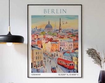 Pode incluir: Um cartaz de viagem vintage com uma ilustração colorida de Berlim, Alemanha. O cartaz inclui o nome da cidade, as coordenadas e o texto "GERMANY".