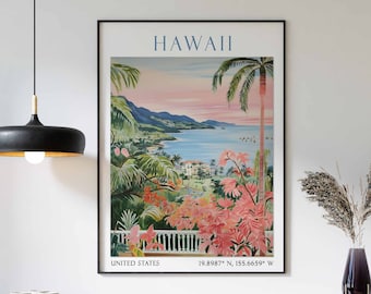 Puede incluir: Un cartel de viaje vintage para Hawái, que presenta una vista panorámica de un exuberante paisaje tropical con una palmera, una bahía y montañas en la distancia. El cartel está en un marco negro y tiene el texto "HAWAII" en letras azules en la parte superior y "UNITED STATES 19.8987° N, 155.6659° W" en la parte inferior.