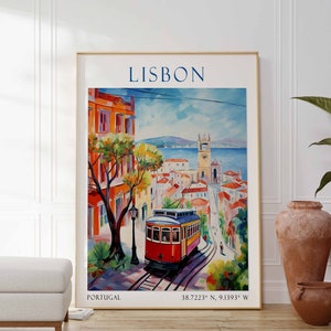 K&ouml;nnte beinhalten: Ein farbenfrohes Gem&auml;lde von Lissabon, Portugal, mit einer roten und gelben Stra&szlig;enbahn, die einen H&uuml;gel hinauf f&auml;hrt. Das Gem&auml;lde zeigt einen blauen Himmel, ein Gew&auml;sser und eine Kirche mit einem hohen Kirchturm. Der Text "LISBON" befindet sich oben auf dem Gem&auml;lde, und die Koordinaten "38.7223&deg; N, 9.1393&deg; W" befinden sich unten.
