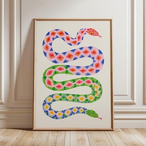Könnte beinhalten: Ein gerahmter Kunstdruck, der eine lange, gewundene Schlange mit einem Farbverlaufsmuster zeigt. Die Schlange geht von einem oberen rosa-blauen Abschnitt mit roten Rautenformen in einen unteren grün-blauen Abschnitt mit gelben Rauten über.