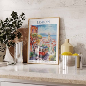 K&ouml;nnte beinhalten: Ein Vintage-Poster mit einer farbenfrohen Illustration von Lissabon, Portugal. Das Poster zeigt eine rote und wei&szlig;e Stra&szlig;enbahn, die einen H&uuml;gel hinauf f&auml;hrt, mit Geb&auml;uden und einer Kirche im Hintergrund. Das Poster enth&auml;lt auch den Text "LISBON", "PORTUGAL" und "38.7223&deg; N, 9.1393&deg; W".