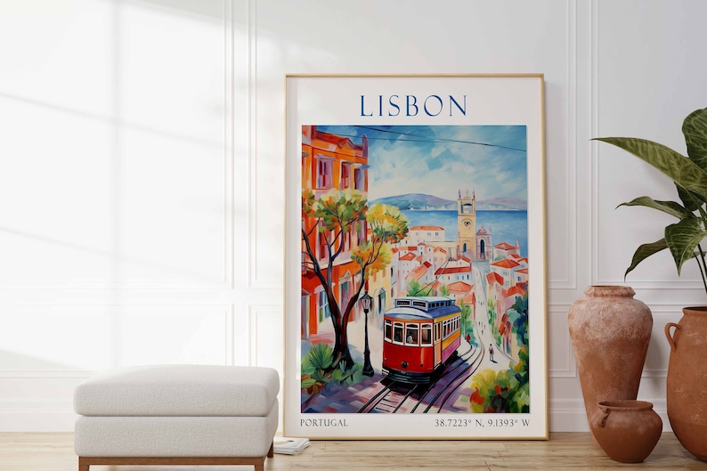K&ouml;nnte beinhalten: Ein farbenfrohes Gem&auml;lde von Lissabon, Portugal, mit einer roten und gelben Stra&szlig;enbahn, die einen H&uuml;gel hinauf f&auml;hrt. Das Gem&auml;lde zeigt einen blauen Himmel, ein Gew&auml;sser und eine Kirche mit einem hohen Kirchturm. Der Text "LISBON" befindet sich oben auf dem Gem&auml;lde, und die Koordinaten "38.7223&deg; N, 9.1393&deg; W" befinden sich unten.