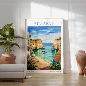 Pode incluir: Um cartaz de viagem vintage com uma pintura em aquarela de uma paisagem pitoresca no Algarve, Portugal. O cartaz apresenta um oceano azul, penhascos rochosos e uma pequena praia com barcos. O texto "ALGARVE" est&aacute; impresso em azul na parte superior do cartaz, e as coordenadas "37.2555&deg; N, 8.3965&deg; W" est&atilde;o impressas na parte inferior.