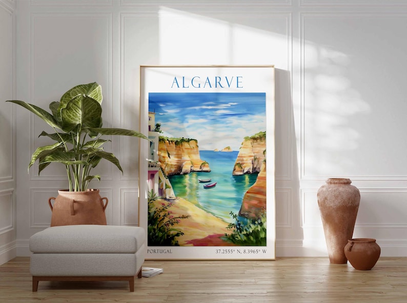 Pode incluir: Um cartaz de viagem vintage com uma pintura em aquarela de uma paisagem pitoresca no Algarve, Portugal. O cartaz apresenta um oceano azul, penhascos rochosos e uma pequena praia com barcos. O texto "ALGARVE" est&aacute; impresso em azul na parte superior do cartaz, e as coordenadas "37.2555&deg; N, 8.3965&deg; W" est&atilde;o impressas na parte inferior.