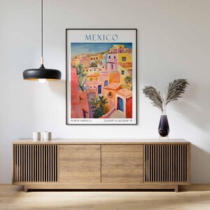 Op de afbeelding: Een vintage reisposter met een kleurrijke illustratie van een stad in Mexico. De poster heeft de tekst "MEXICO" bovenaan en "NORTH AMERICA 23.6345&deg; N, 102.5528&deg; W" onderaan.