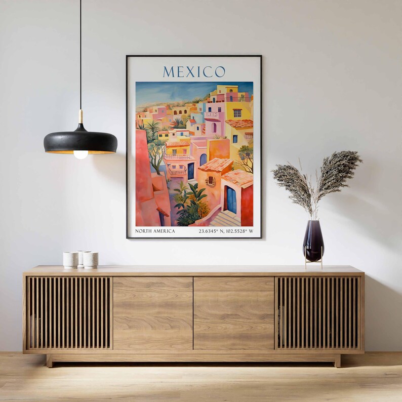 Op de afbeelding: Een vintage reisposter met een kleurrijke illustratie van een stad in Mexico. De poster heeft de tekst "MEXICO" bovenaan en "NORTH AMERICA 23.6345&deg; N, 102.5528&deg; W" onderaan.