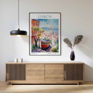 K&ouml;nnte beinhalten: Ein Vintage-Reiseposter mit einer farbenfrohen Illustration einer roten Stra&szlig;enbahn, die einen H&uuml;gel in Lissabon, Portugal, hinauf f&auml;hrt. Das Poster enth&auml;lt den Text "LISBON" und "PORTUGAL" sowie die Koordinaten "38.7223&deg; N, 9.1393&deg; W".