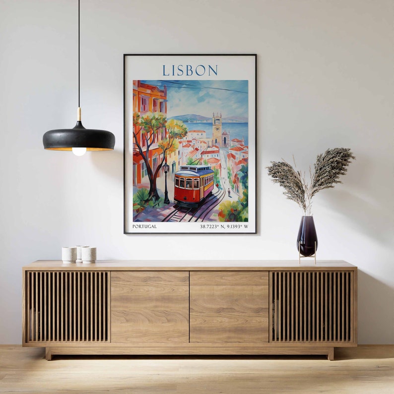 K&ouml;nnte beinhalten: Ein Vintage-Reiseposter mit einer farbenfrohen Illustration einer roten Stra&szlig;enbahn, die einen H&uuml;gel in Lissabon, Portugal, hinauf f&auml;hrt. Das Poster enth&auml;lt den Text "LISBON" und "PORTUGAL" sowie die Koordinaten "38.7223&deg; N, 9.1393&deg; W".