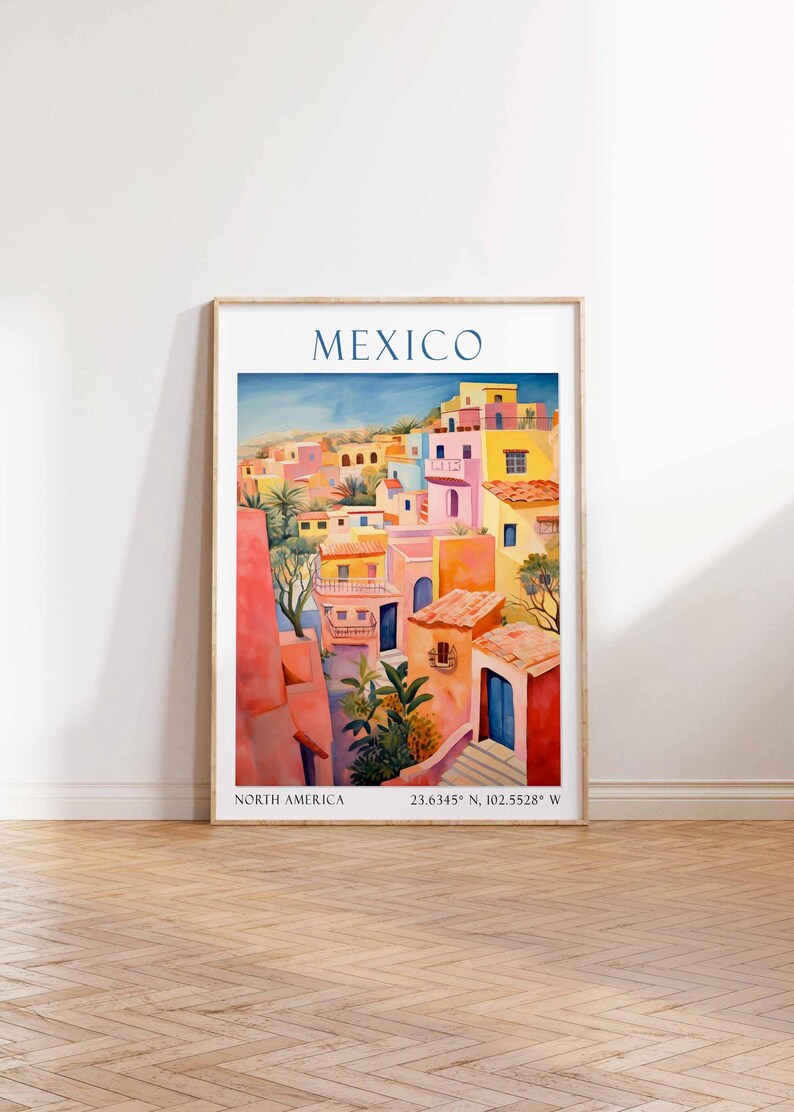 Op de afbeelding: Een aquarel van een kleurrijk stadsbeeld in Mexico. De schildering toont een verscheidenheid aan gebouwen in tinten roze, geel, oranje en blauw. De gebouwen zijn dicht bij elkaar gegroepeerd, wat een gevoel van dichtheid en levendigheid cre&euml;ert. De schildering bevat ook palmbomen en ander groen, wat een vleugje natuur aan de sc&egrave;ne toevoegt. De tekst "MEXICO" staat bovenaan de schildering, en de tekst "NORTH AMERICA 23.6345&deg; N, 102.5528&deg; W" staat onderaan.