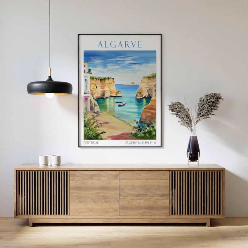Pode incluir: Um cartaz de viagem vintage com uma ilustra&ccedil;&atilde;o em aquarela de uma cena costeira no Algarve, Portugal. O cartaz apresenta um c&eacute;u azul, &aacute;gua turquesa e uma costa rochosa com uma pequena praia. O texto "ALGARVE" est&aacute; impresso em letras pretas e negrito no topo do cartaz. As coordenadas "37.2555&deg; N, 8.3965&deg; W" est&atilde;o impressas na parte inferior do cartaz.