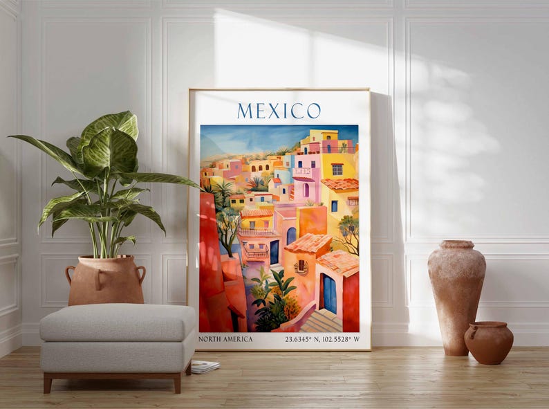 Op de afbeelding: Een kleurrijk schilderij van een stadsgezicht in Mexico. De gebouwen zijn geschilderd in tinten roze, geel, oranje en rood. Het schilderij is ingelijst in een gouden lijst en heeft de tekst "MEXICO" bovenaan. De tekst "NORTH AMERICA" en de co&ouml;rdinaten "23.6345&deg; N, 102.5528&deg; W" staan onderaan het schilderij.