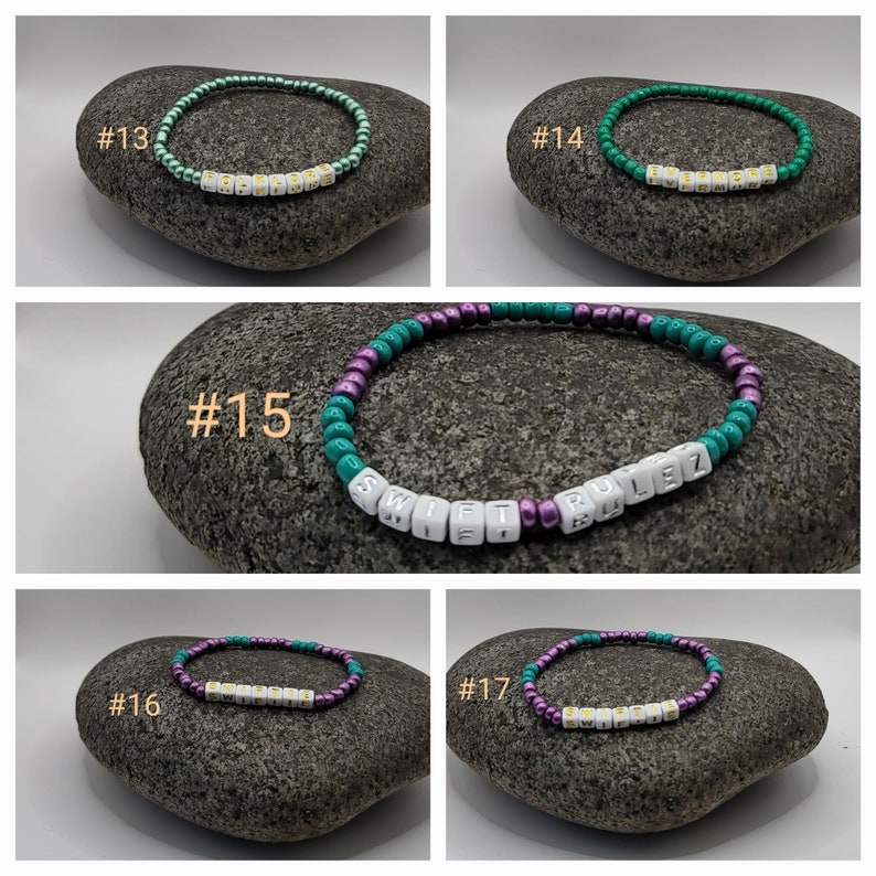 K&ouml;nnte beinhalten: Vier Armb&auml;nder mit unterschiedlich farbigen Perlen und wei&szlig;en Buchstabenperlen, die verschiedene W&ouml;rter buchstabieren. Die Armb&auml;nder liegen auf einem grauen Steinuntergrund. Die Armb&auml;nder sind mit 13, 14, 15, 16 und 17 nummeriert.