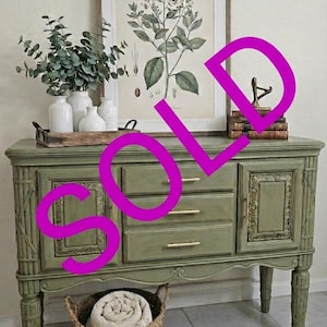 ¡Aparador vintage restaurado en color verde salvia con herrajes dorados! ¡VENDIDO!