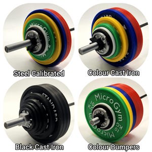 Op de afbeelding: Vier verschillende halterstangen worden getoond. De eerste is gelabeld "Steel Calibrated" met rode, blauwe, gele en groene schijven. De tweede is "Colour Cast Iron" met vergelijkbare gekleurde schijven. De derde is "Black Cast Iron" met zwarte schijven. De vierde is "Colour Bumpers" met gekleurde schijven.