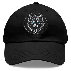 以下が含まれることがあります： 青い目をした狼の頭が描かれた円形のワッペンが付いた黒いベースボールキャップ。狼の口は開いていて、歯が見える。