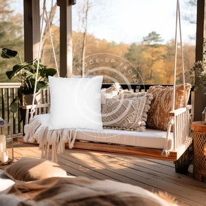Quadratisches Kissenmodell in gemütlichem Boho-Terrassenschaukel, Veranda Dekokissen Mockups, Veranda Schaukel Kissen Mockup Fotos