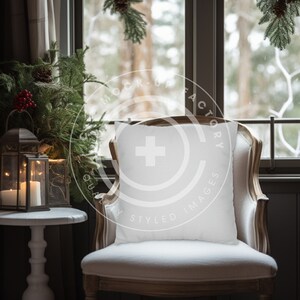 Coussin décoratif carré de Noël avec fenêtre confortable avec vue sur la neige et esthétique régence baroque en bois
