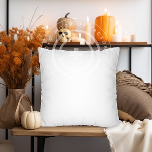 Maquette de coussin carré d'Halloween d'automne blanc - Bougies neutres de la saison fantasmagorique de la ferme, décoration orange et beige