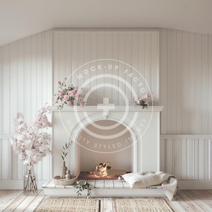 Op de afbeelding: Een witte open haard met een witte schouw en een witte haard. De open haard is versierd met roze bloemen en een wit kussen. De open haard bevindt zich in een kamer met witte muren en een houten vloer.