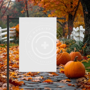 Puede incluir: Un cartel blanco en blanco con el texto "MOCK-UP FACTORY QUALITY STYLED IMAGES" se muestra en un poste de metal negro. El cartel está delante de una fila de calabazas en un camino de piedra cubierto de hojas de otoño.