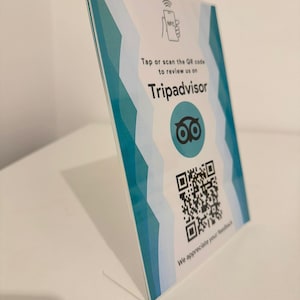 Beoordelingskaart op Trip Advisor. NFC- en QR-beoordelingskaart met L-vormige displaystandaard 8,5 x 5,4 cm creditcardformaat