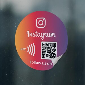 Könnte beinhalten: Ein runder Aufkleber mit einem Farbverlauf von Orange nach Lila. Er zeigt das Instagram-Logo, das Wort "Instagram", einen QR-Code, ein NFC-Symbol und den Text "Follow us on".