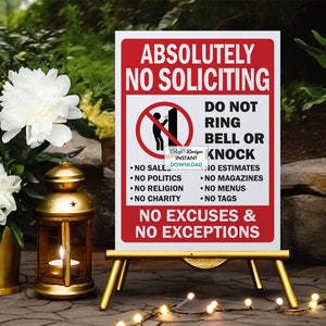 Puede incluir: Un cartel blanco con letras rojas que dice "Absolutamente No Solicitar" y enumera una variedad de razones por las que las personas no deben solicitar en este lugar. El cartel está en un caballete dorado y está rodeado de vegetación.