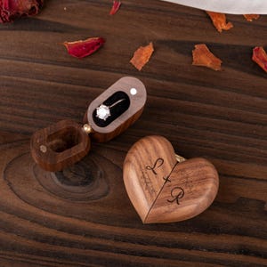 Herz Flip Ringbox, Hochzeit Verlobungsring Box, Gravierte Holz Verlobung, Ring Box Halter, personalisierte Geschenke, Jubiläum Geschenke Paare
