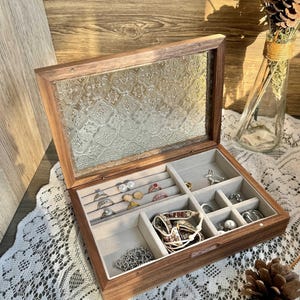 Boîte à bijoux personnalisée en verre en bois sculpté, organisateur de bijoux à un niveau, cadeau pour maman, boîte de collection de bijoux pour femme, idée cadeau pour maman