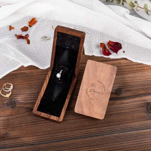Scatola per anello di proposta personalizzata, scatola per anello di fidanzamento rotante a LED con rinforzo a X, scatola per anello sottile con luce cinetica, scatola per anello in noce, regalo di anniversario