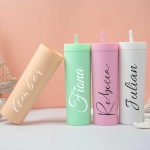Personalisierter Regenbogen Becher mit Deckel und Strohhalm: Junggesellinnenabschied Geschenk