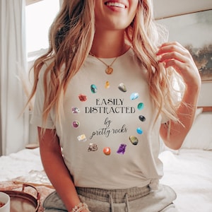 Facilement distrait par de jolies roches, un t-shirt Rocks Minerals, une chemise avec des cristaux de pierres précieuses, un amateur de cristal, un amateur de roche
