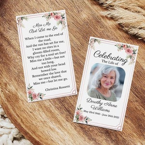 Peut inclure: Deux cartes commémoratives avec des motifs floraux. L'une présente un poème intitulé "Miss Me But Let Me Go" de Christina Rossetti. L'autre carte indique "Célébrant la vie de Dorothy Anne Williams" avec les dates du 23 mai 1940 au 26 juin 2025.