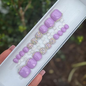 Lavender Rhinestone Press On Toenails – Luxury Glitter Toe Nail Set – Bling Purple Pedicure – Reusable Fake Toenails – Summer Vacation Nails