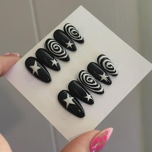 Glänzende schwarze Presse auf den Nägeln Swirly Kleber auf den Nägeln, Schwarz-Weiß-Stern-Nägel, Gothic Nägel, Goth Press Ons, schwarze Nägel