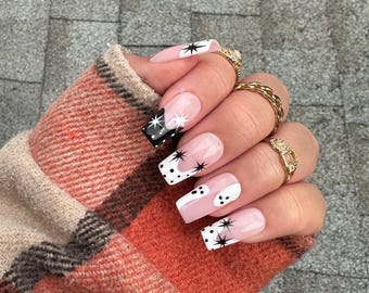Griezelige Halloween-pers op nagels, witte en zwarte Halloween-nagels, spooknagels, lijm op nagels, griezelige seizoensnagels