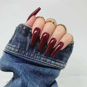 Sangria | Drücken Sie auf die Nägel | Burgund Nägel | schlichtes Nagelset | Drücken Sie die Ons | Kleber auf den Nägeln