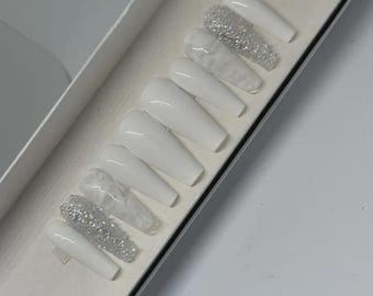 Witmarmeren bruidspers op de nagels: strassaccent, handgemaakte bruiloftnagelset