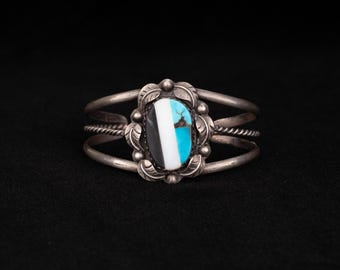 Pulseira vintage em prata de lei com detalhes em ônix, turquesa e madrepérola, estilo sudoeste americano.