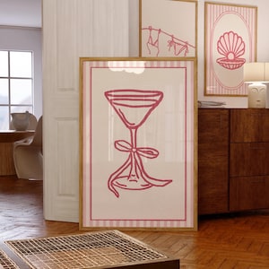 Juego de 3 impresiones rosas femeninas / Impresión de lazo de martini, arte de conchas marinas, póster de bikini retro / Decoración de dormitorio costero preppy / Arte de pared estético femenino